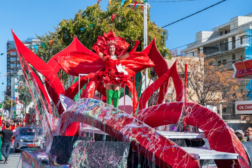 Гранд-парад в Лимассоле: от сатирической платформы с президентом и пятизвездочный тюрьмы до ИИ и роботов