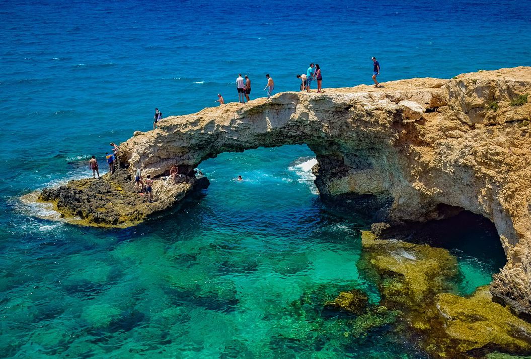 Остров пафос кипр. Остров кипр достопримечательности. Sea caves кипр. Остров пафос кипр. Кипр входит.