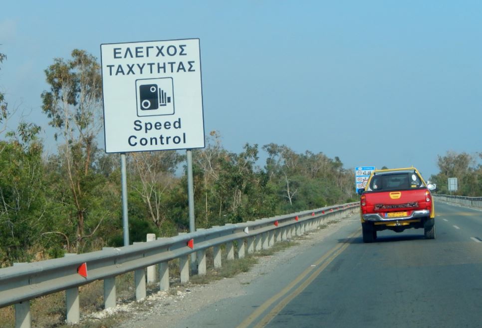 Полиция Кипра предложила ввести штраф до 5000 евро за моргание фарами ...