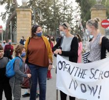 Акция протеста у президентского дворца в столице Кипра: родители потребовали немедленного открытия гимназий 
