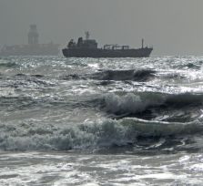 Прилив и бурное море