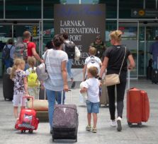 Что предлагают аэропорты Ларнаки и Пафоса для пассажиров с детьми?