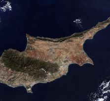 Фото ЕКА: медный Кипр, синее море и белые облака