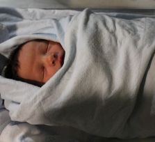Пришедшая в больницу с жалобами на боль в животе женщина неожиданно родила 