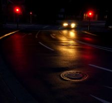Пьяный водитель проехал на красный свет, врезался в другое авто и скрылся 