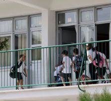 Родителей кипрских детей и подростков заставляют платить в 4–5 раз больше за школьные рубашки, футболки и блузки
