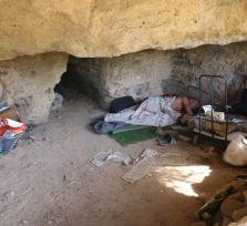 В катакомбах святой Соломонии в Пафосе живет человек
