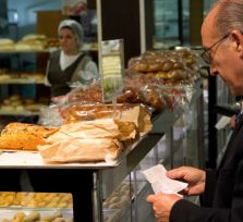 За месяц на Кипре выросли цены на хлеб и овощи. Огурцы стоят уже почти 5 евро за кг