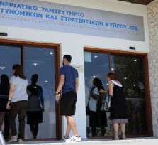 До полудня вкладчики Кооперативного банка Кипра сняли 70 миллионов евро (5 фото + видео)