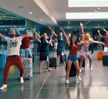 Зажигательные танцы в аэропорту Ларнаки (видео)