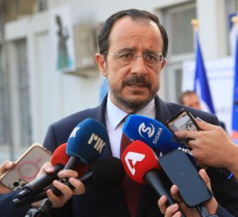 Огромные расходы на госслужащих Кипра могут привести к новому финансовому кризису