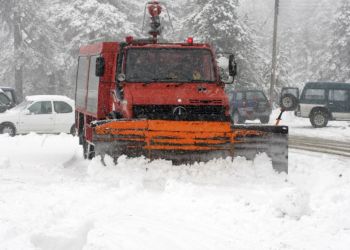 Для расчистки дорог от снега в Троодосе используют тракторы и пожарные машины (видео)