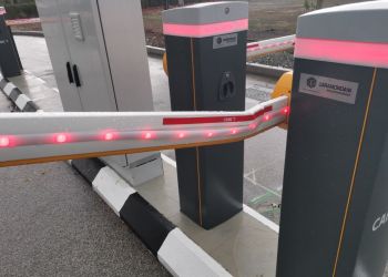 Два водителя сбили шлагбаумы в Ларнаке, чтобы не платить за парковку