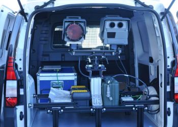 Фургоны с мобильными камерами на дорогах Кипра должны работать с включенными проблесковыми маячками? 