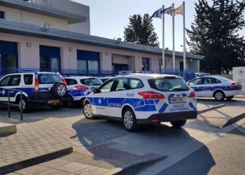 Кого задержала полиция в Пафосе с 23 810 евро и кастетом? Двух безработных, туриста и молчуна-иностранца?!