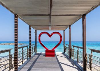На дорожке рядом с пляжем Fig Tree Bay в Протарасе появилось еще одно инстаграмное место. Это большое алое сердце 