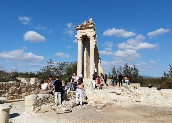 На крышу святилища Аполлона на Кипре забрались туристы 