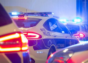 Полицейские в масках и бронежилетах пришли в ресторан в центре Пафоса. Арестованы четыре человека 