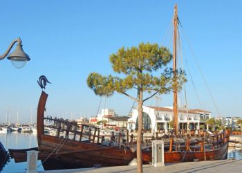 Реплику судна «Кериния II» отбуксировали в марину Айя-Напы (видео)