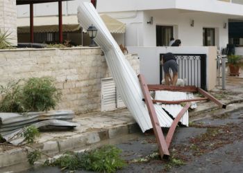 Торнадо обрушился на деревню Авгору. Повреждены жилые дома и сеть электроснабжения (видео)