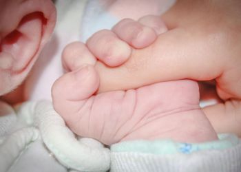 В больницу Макариоса в тяжелом состоянии госпитализирован младенец в возрасте 3 месяцев. Его отец арестован