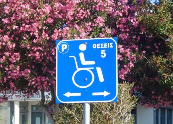 В Лимассоле уволен сотрудник компании. Он сделал замечание клиенту за нелегальную парковку на месте для людей с инвалидностью 