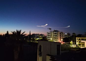В утреннем небе Кипра были видны следы перехвата ракет Израилем. Кажется, что они близко, но это оптическая иллюзия