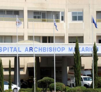 13-летний подросток госпитализирован в тяжелом состоянии в больницу Макариоса. После ДТП в Ларнаке