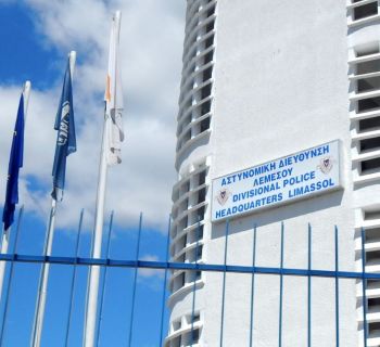 ЧП в Лимассоле: из незапертого автомобиля пенсионерки украли сумочку с 8200 евро