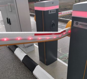 Два водителя сбили шлагбаумы в Ларнаке, чтобы не платить за парковку