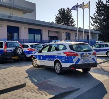Кого задержала полиция в Пафосе с 23 810 евро и кастетом? Двух безработных, туриста и молчуна-иностранца?!