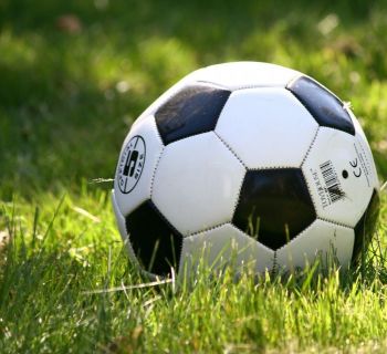 На футбольном поле в Лимассоле умер 30-летний мужчина 