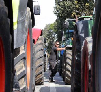 На Кипре бастуют фермеры на тракторах