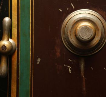 На Кипре украден 50-килограммовый сейф с двумя дробовиками и 72 950 евро. Арестован 17-летний юноша 