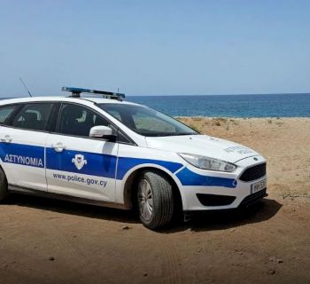 На пляже полуострова Акамас найдено тело взрослого мужчины. Полиция еще не установила его личность 