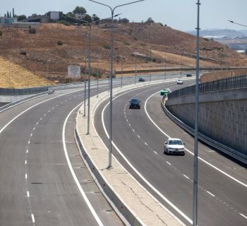 На шоссе Ларнака — Никосия столкнулись две машины. В них врезался третий автомобиль