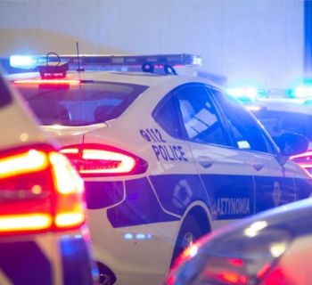 Полицейские в масках и бронежилетах пришли в ресторан в центре Пафоса. Арестованы четыре человека 