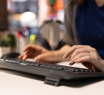 Полиция Кипра объявила в розыск блогера за распространение фейковых новостей. «Я не скрываюсь», — ответила она из России