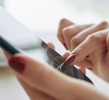 Полиция Кипра предупреждает: в Интернете участились случаи сексуального шантажа. Как не стать жертвой мошенников?