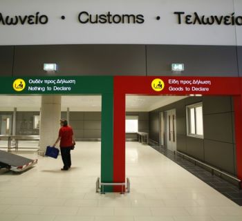 Прилетевшие в Ларнаку мужчина и женщина заплатили таможне 15 243 евро за вещи класса люкс 
