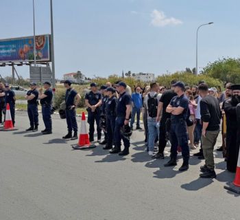 Протестующие животноводы покинули кольцевую развязку Ризоэлия. Движение возобновлено в обычном режиме