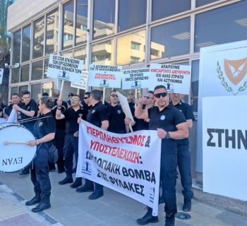 У здания минюста Кипра протестуют тюремные надзиратели. С плакатами и барабанами (видео)