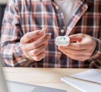 Украденная в Протарасе пара наушников помогла задержать в аэропорту Пафоса двух подозреваемых во взломе