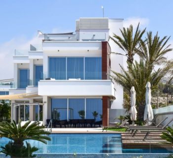 За 13 лет власти Кипра выдали 7088 «золотых виз» иностранным инвесторам. Депутаты хотят изменить закон 