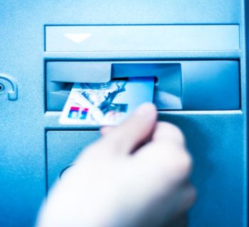 За полгода жители Кипра сняли из банкоматов 2,5 млрд евро наличными. У каждого из них в среднем по две карты