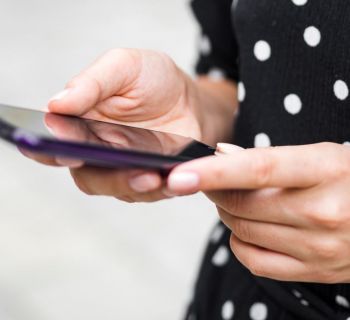 Жительница Никосии познакомилась с мужчиной в TikTok и перевела ему 3000 евро. Он обещал вернуть ей деньги наличными