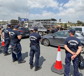 Животноводы Кипра перекрыли кольцевую развязку Ризоэлия. Если их требования не будут приняты, они готовы к эскалации протеста