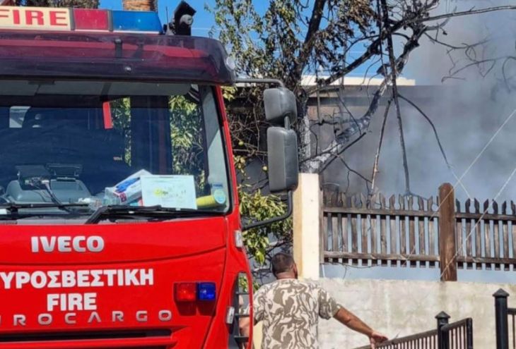 Циклон «Ева» на Кипре: в дом в Лимассоле ударила молния, начался пожар