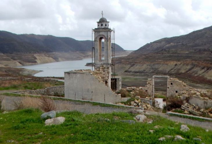 Крупнейшее водохранилище Кипра Курис заполнено на 12,3%. А ведь были годы, когда церковь святителя Николая уходила под воду