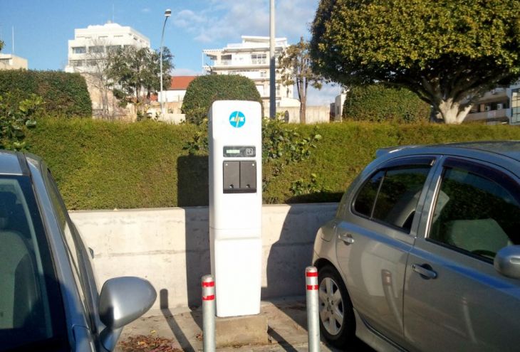 На Кипре введен штраф за незаконную парковку на местах для подзарядки электромобилей 